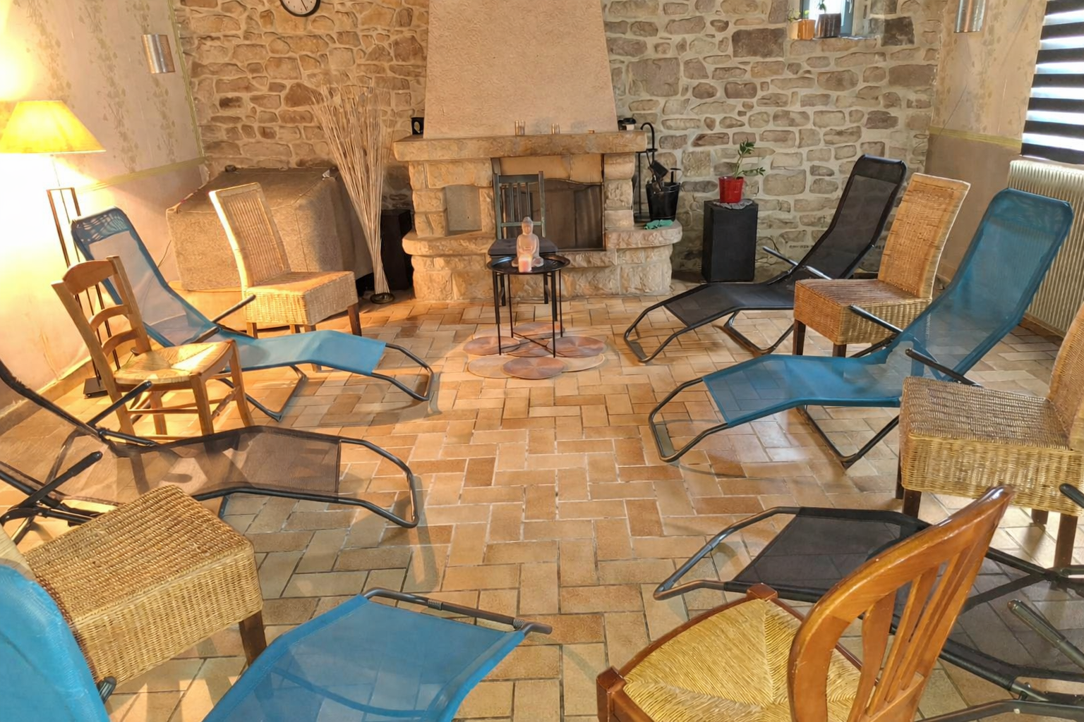 Espace chaleureux avec fauteuils et chaises autour d'une cheminée