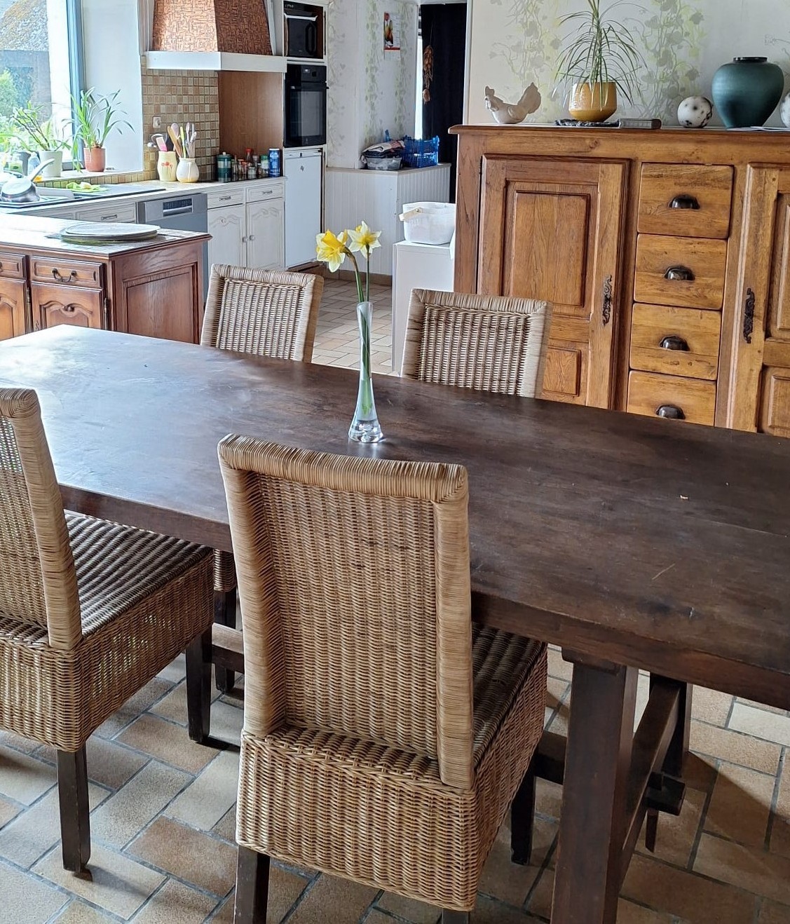 Salle à manger chaleureuse dans une maison de campagne bretonne