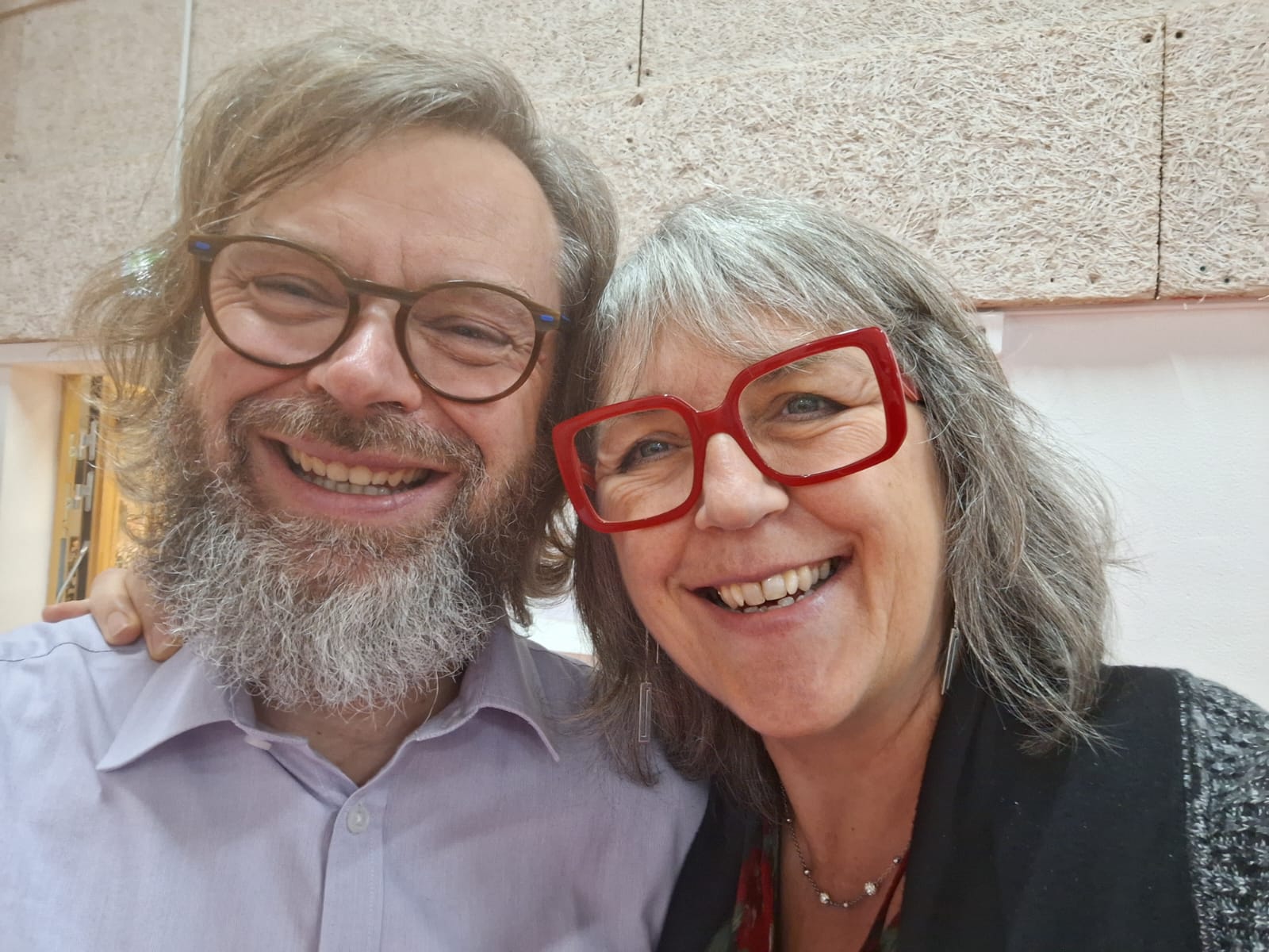 Nelly Soquet et son conjoint souriants