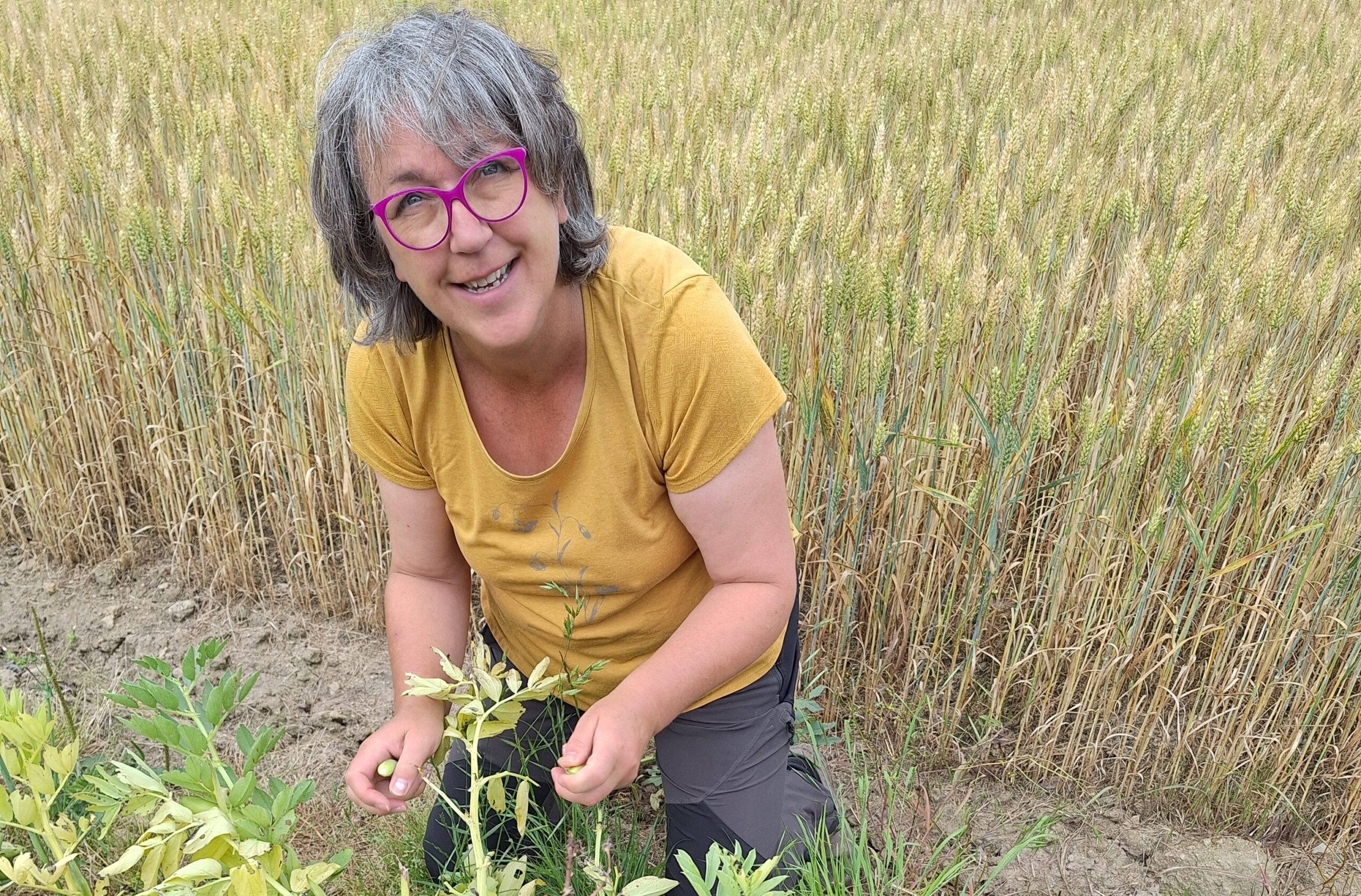 Nelly Soquet près d'un champ de céréales en Bretagne